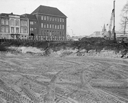 855123 Gezicht over het terrein op de hoek van de Stationsstraat en de Catharijnesingel te Utrecht. Er wordt ...